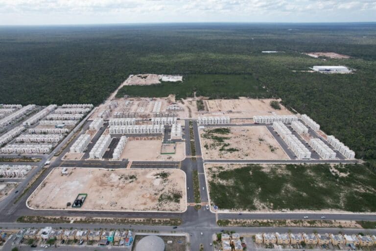 Denuncia “Chano” Toledo ante Cabildo devastación por “favelas” en Playa del Carmen