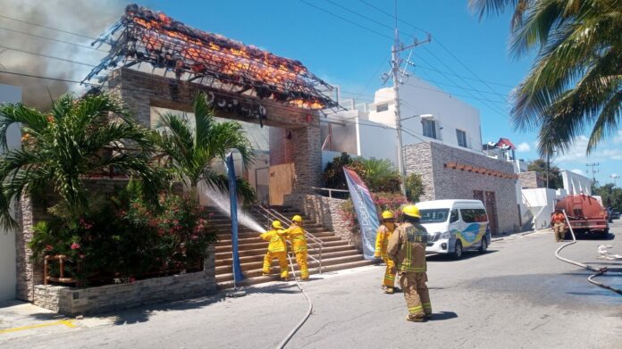 Incendio consume palapas de Dolphin Discovery Isla Mujeres