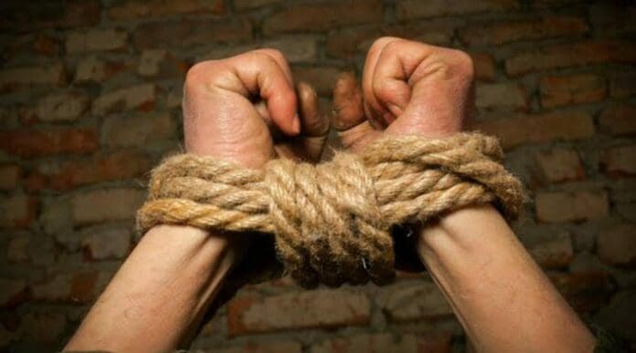 Una madre y su hijo fueron golpeados y secuestrados por unos estafadores que les ofrecieron un crédito automotriz. Foto: La FM