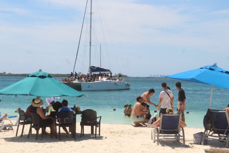 Muy buena afluencia de turismo la que se ha presentado este fin de semana en la playa Centro, ubicada en Isla Mujeres. Foto: SIM