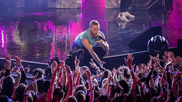 Video: Coldplay ofrece concierto "inclusivo"con tecnología e intérpretes para personas sordas