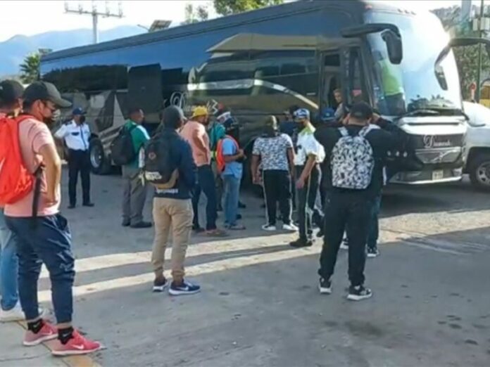 Normalistas toman autobús en Autopista del Sol; bajan a turistas