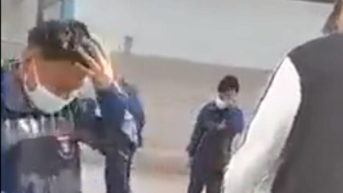 Profesor corta el cabello a sus estudiantes 'por disciplina', lo suspenden y es investigado