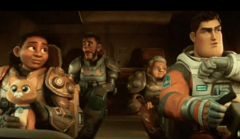 “Lightyear” mostrará por primera vez un beso homosexual y causa polémica