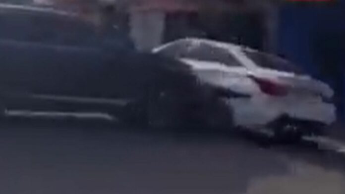 VIDEO: Le choca el carro a su esposo luego de descubrir que le era infiel