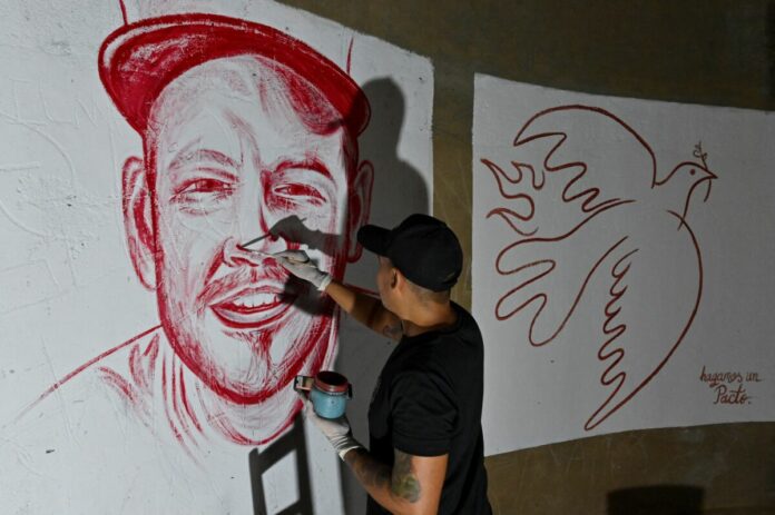 Artista usa sangre humana para pintar un retrato del cantante Residente