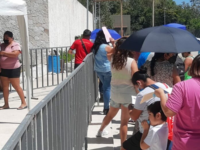 Trato déspota y emprendedurismo en campaña de vacunación de Playa del Carmen