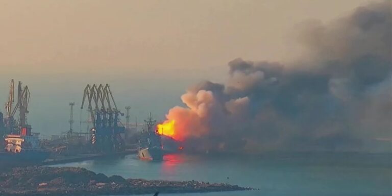 “Con éxito” Ucrania ataca un barco ruso en Berdyansk