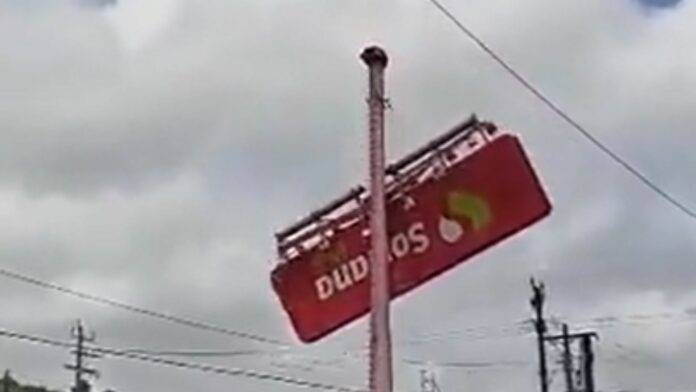 VIDEO: Fuertes vientos lanzan un anuncio, cae encima de tres autos y se vuelve viral