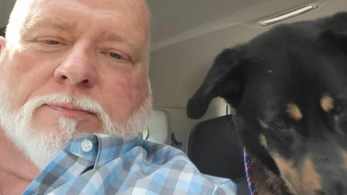 Perrito que fue abandonado por 'ser gay', es adoptado por una pareja homosexual