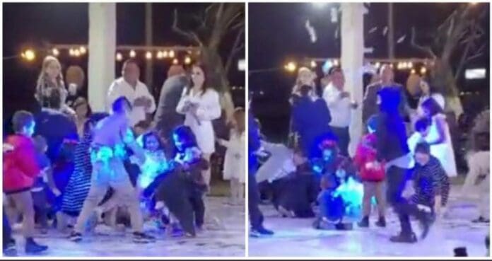 Un alcalde fue captado arrojando billetes como 