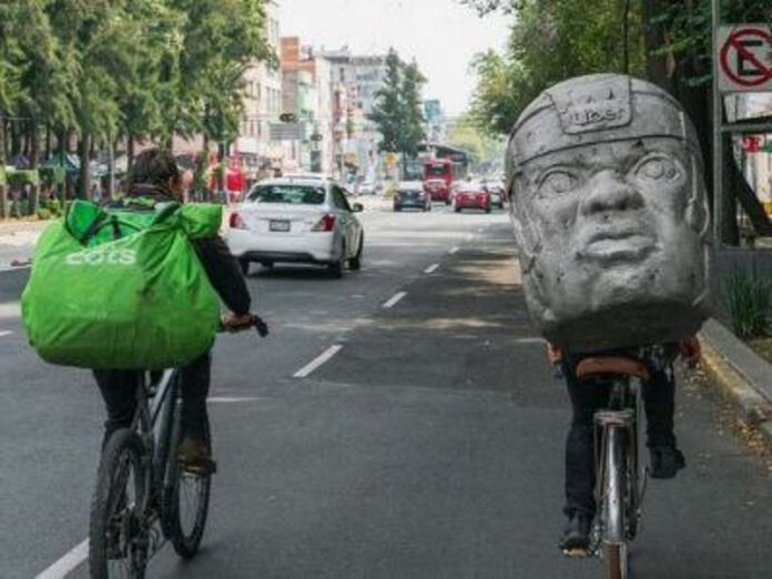 Repartidor de Uber Eats se viraliza por llevar sus pedidos en una mochila de cabeza olmeca