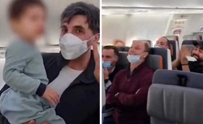 Pasajeros cantan Baby Shark en un vuelo de 6 horas para calmar a un bebé