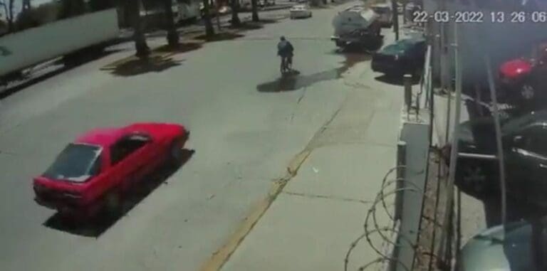 Video: Automovilista imprudente arrolla a un ciclista en calles de SLP