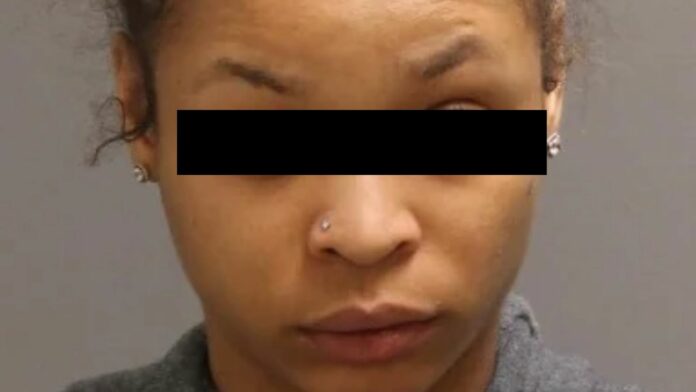 VIDEO: Mujer atropella a dos policías luego de que la dejaran ir por supuesto consumo de alcohol