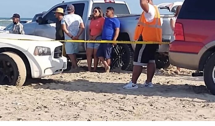 Conductor arrolló a jóvenes que amigos enterraron en la playa; uno falleció