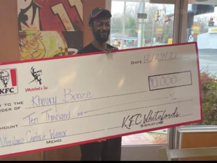 KFC otorga bono de 200 mil pesos a empleado por no faltar ni llegar tarde al trabajo