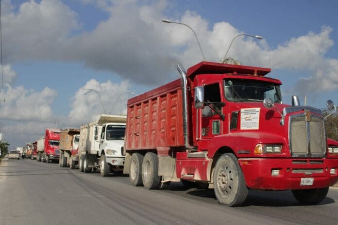 Caos vial por prácticamente todo Cancún debido a una manifestación de volqueteros que circuló por la López Portillo. Foto: SIM