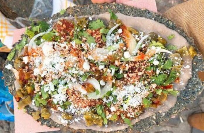 Los antojitos que se vendieron ayer en el AIFA fueron la sensación, muchos los llamaron tlayudas pero resulta que tienen varios nombres. Foto: Redes sociales