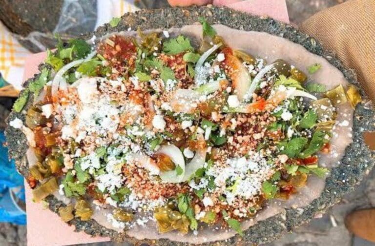 Los antojitos que se vendieron ayer en el AIFA fueron la sensación, muchos los llamaron tlayudas pero resulta que tienen varios nombres. Foto: Redes sociales