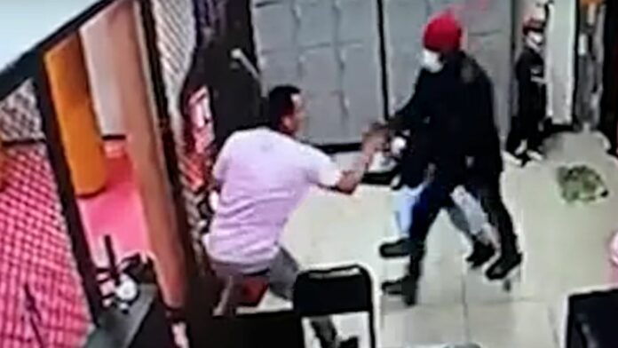 VIDEO: Ladrones intentan a robar a profesor de artes marciales mixtas, les dio una lección