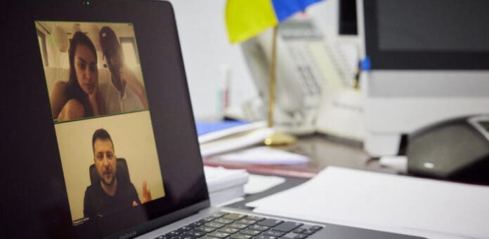 Zelenski agradece a Mila Kunis y Ashton Kutcher los 32 millones de euros para los refugiados