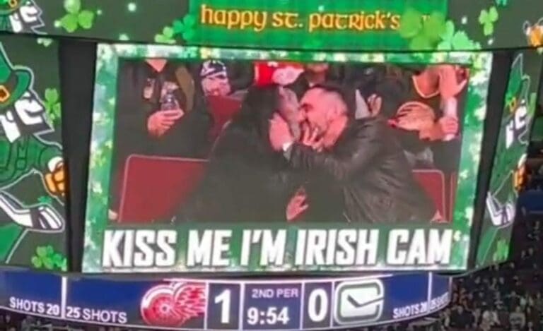 Dos personas se besaron en una "kiss cam", como en tantos eventos deportivos. Lo curioso es que no eran pareja. La historia es muy divertida. Foto: Captura de video