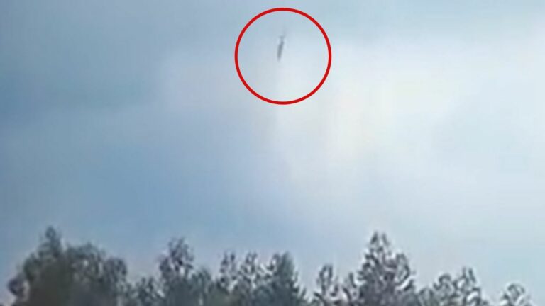 VIDEO: Captan el momento exacto en que avión con 132 personas se estrella al sur de China