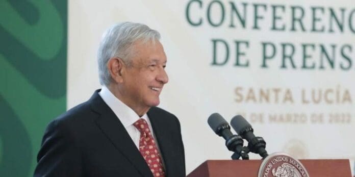 AMLO se burló de Chumel Torres este día; y es que el comediante había asegurado que el AIFA nunca se iba a terminar de construir. Foto: Captura de video