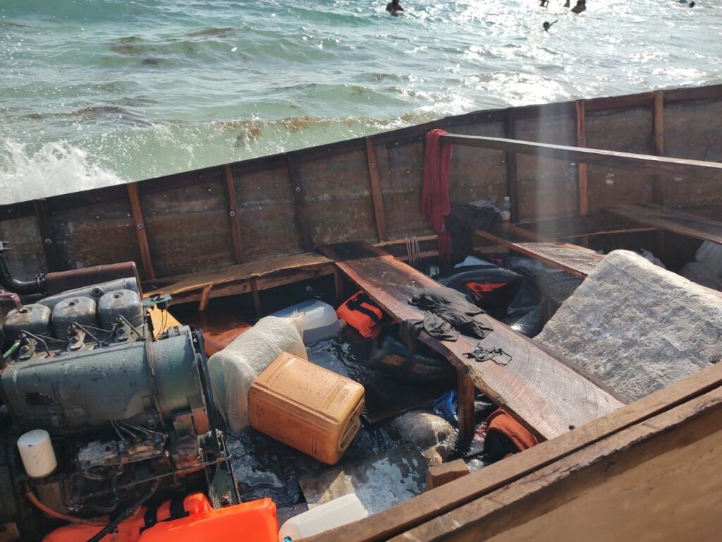 Hallan embarcación abandonada en Playa Tortugas