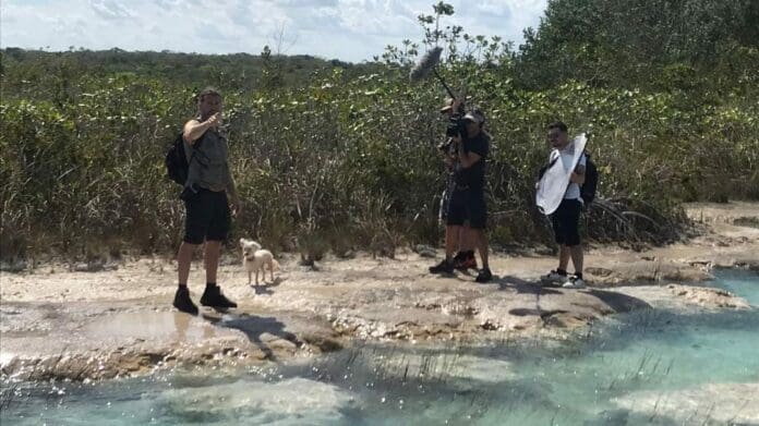Un grupo de extranjeros que grababa un comercial fue denunciado pues estaba dañando los estromatolitos de la laguna de Bacalar. Foto: Redes sociales