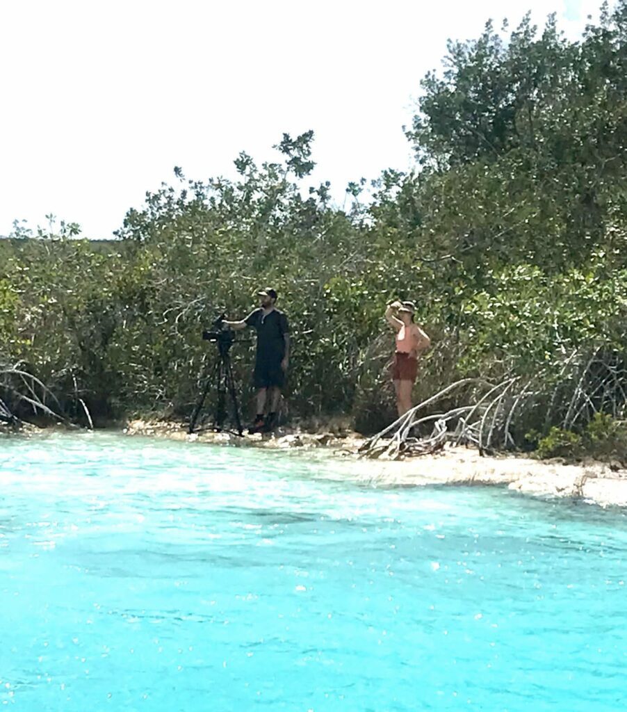 Un grupo de extranjeros que grababa un comercial fue denunciado pues estaba dañando los estromatolitos de la laguna de Bacalar. Foto: Redes sociales