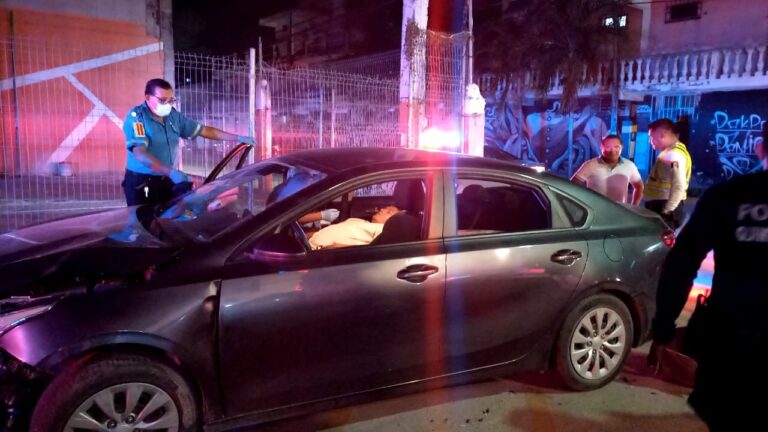 Aparatoso choque en Playa del Carmen deja a conductor prensado