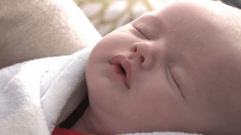 Una pareja española consigue escapar de Ucrania con su bebé