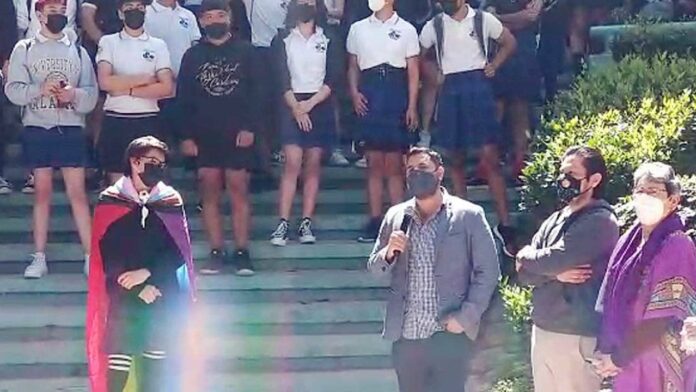 Tijuana: Piden que se permita a los hombres usar falda en la preparatoria