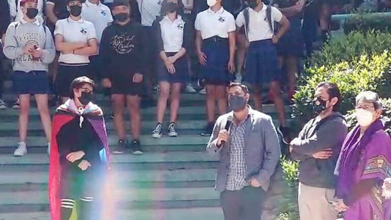 Tijuana: Piden que se permita a los hombres usar falda en la preparatoria