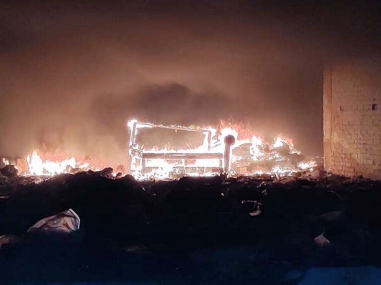Hombre pierde la vida al incendiarse bodega donde dormía en Torreón