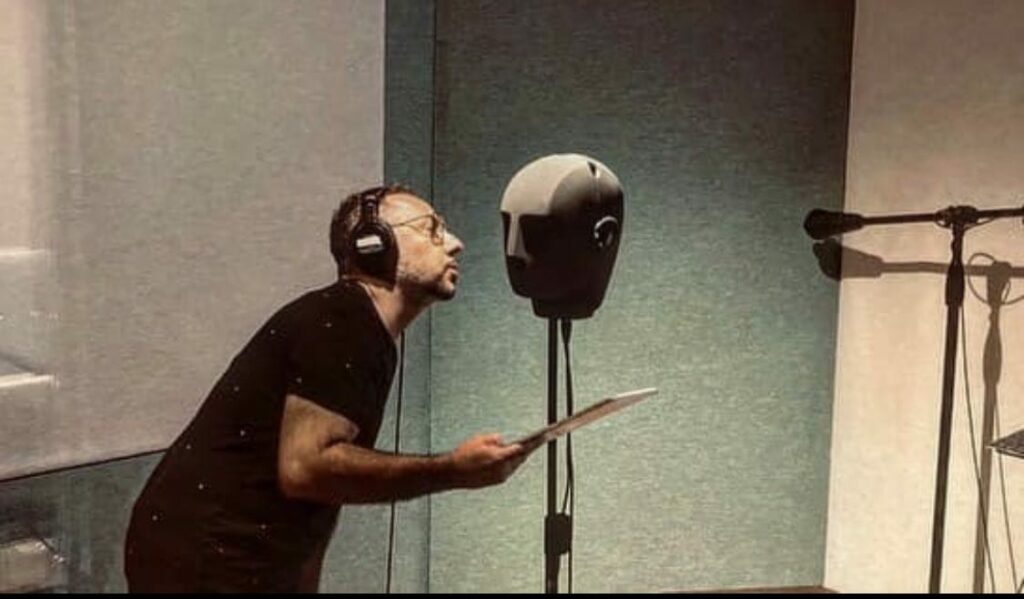 El actor Humberto Busto grabando el podcast sobre Gumaro de Dios, el "Caníbal de Playa del Carmen"