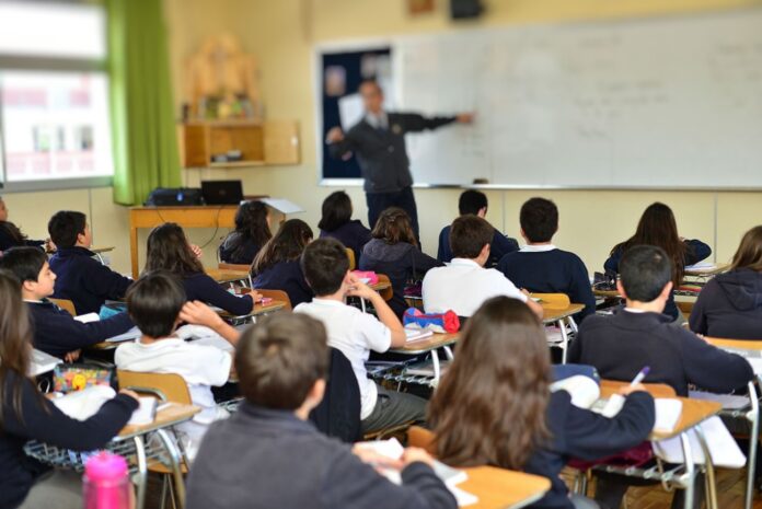 Cambian de escuela a maestro acusado de abuso y suma nuevas denuncias