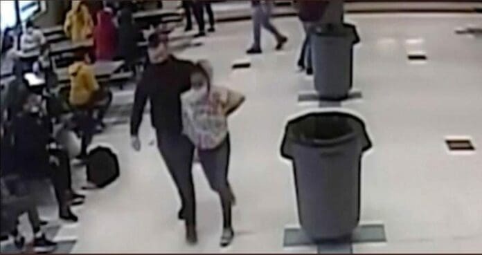 Un policía está bajo el ojo del huracán luego de haber sometido de manera violenta a una niña de solo 12 años de edad. Foto: Captura de video