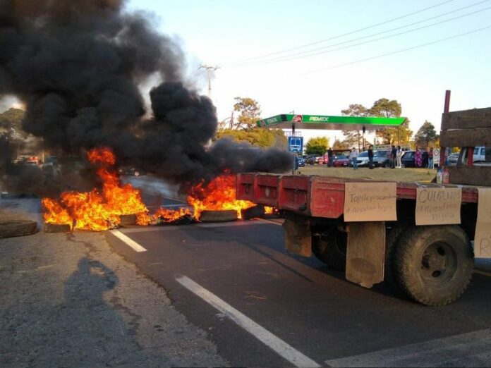 Bloquean y queman llantas en carretera México-Cuernavaca para liberar a secuestrados