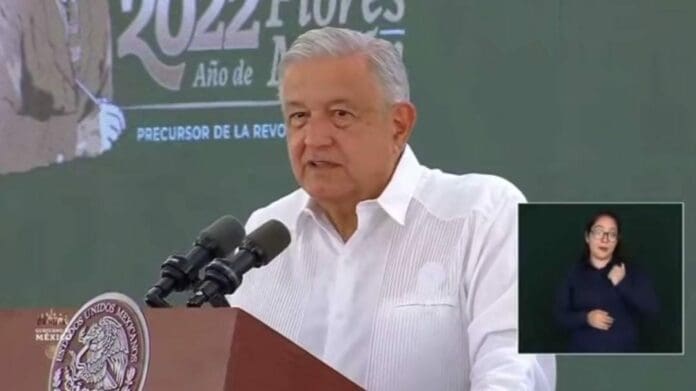 AMLO anunció este día que habrá un servicio particular de taxis aéreos para trasladar a los pasajeros al nuevo aeropuerto. Foto: Captura de video