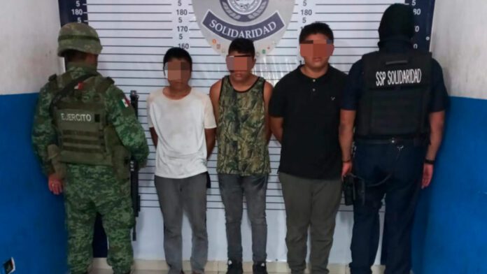Unos sujetos fueron detenidos en Playa del Carmen por la Policía; tenían en su poder 250 dosis de diferentes drogas y cartuchos útiles. Foto: SP de Solidaridad