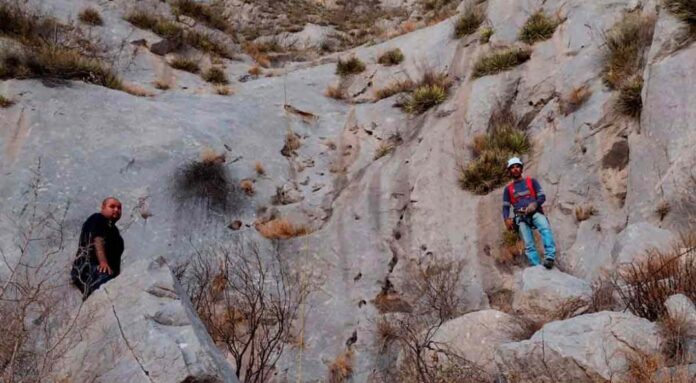 Tras un día, rescatan a hombre que quedó atrapado en Cerro de los Remedios en Durango