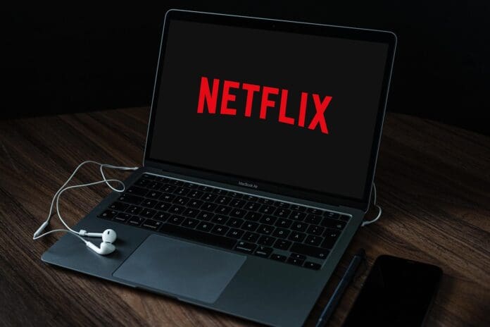 Netflix finalmente ha empezado a cobrar más a quienes comparten su contraseña con quienes viven en otro domicilio. ¿Pagarías más o no? Foto: Pixabay
