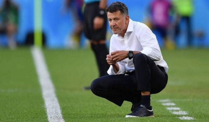 El entrenador colombiano Juan Carlos Osorio fue captado cuando pisaba a un jugador del equipo rival; prensa y fans repudian su acción. Foto: Redes sociales