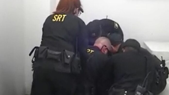 Muestran video de hombre en California gritando 'no puedo respirar' antes de fallecer bajo custodia policial