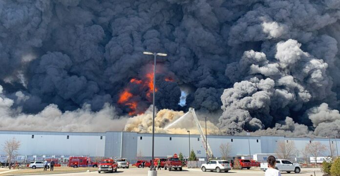 Incendio consume almacén de Walmart cerca del aeropuerto de Indianápolis
