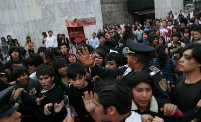 Se cumplen 14 años de la batalla de los emos vs punks, la cual se llevó a cabo en marzo del 2008 en la Ciudad de México. Foto: Cuartoscuro