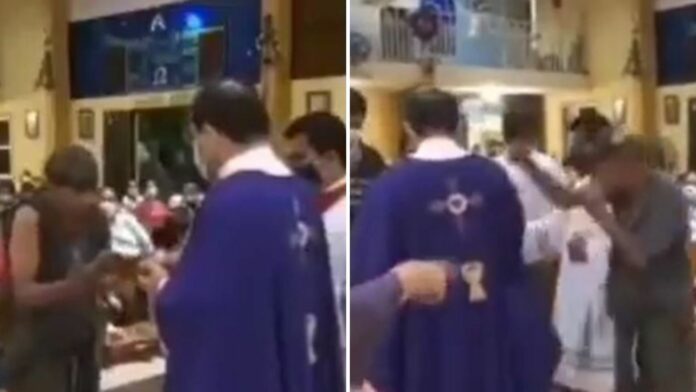 VIDEO: Sacerdote le negó la hostia a un indigente, este le pega por la espalda